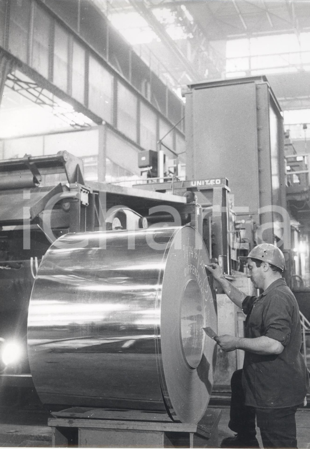 Fotografia d epoca originale 1970 ca GENOVA  ILVAITALSIDER Operaio sigla un coil in magazzino Foto 18x24 1