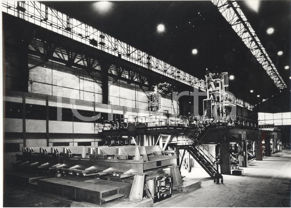 Fotografia d epoca originale 1965 ca GENOVA  Interno dei capannoni ITALSIDER Foto INDUSTRIA  24x18 1