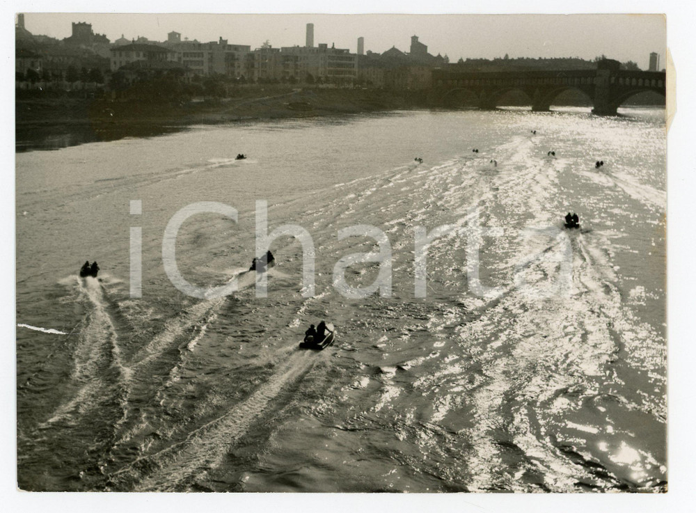 Fotografia d epoca originale 1954 Raid PAVIAVENEZIA  Motonautica  Partenza scafi fuoribordo 560 cc Foto 1