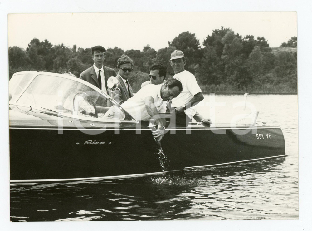 Fotografia d epoca originale 1959 ROMA  MOTONAUTICA Donald CAMPBELL controlla l acqua del lago di Sabaudia 1