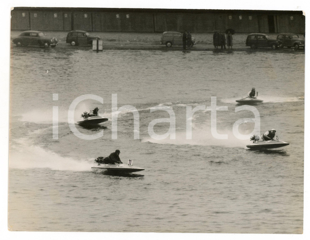 Fotografia d epoca originale 1953 MILANO Idroscalo CAMPIONATO EUROPEO MOTONAUTICA  Passaggio dei concorrenti 1