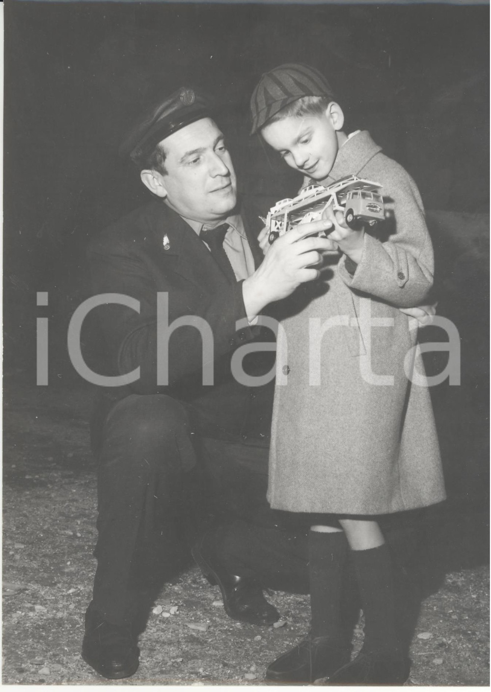 Fotografia d epoca originale 1959 GENOVA Dipendente UITE consegna il regalo della Befana a un bambino 1