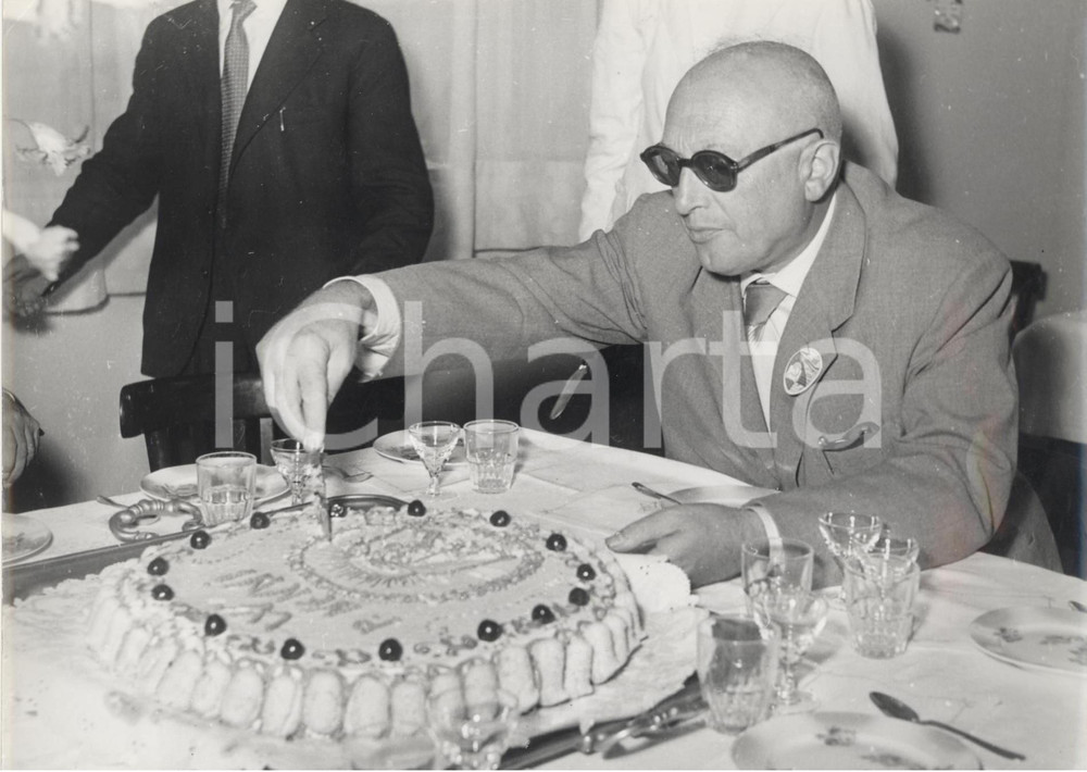 Fotografia d epoca originale 1954 GENOVA SAMPIERDARENA   Pietro NENNI taglia torta  in suo onore Foto 1