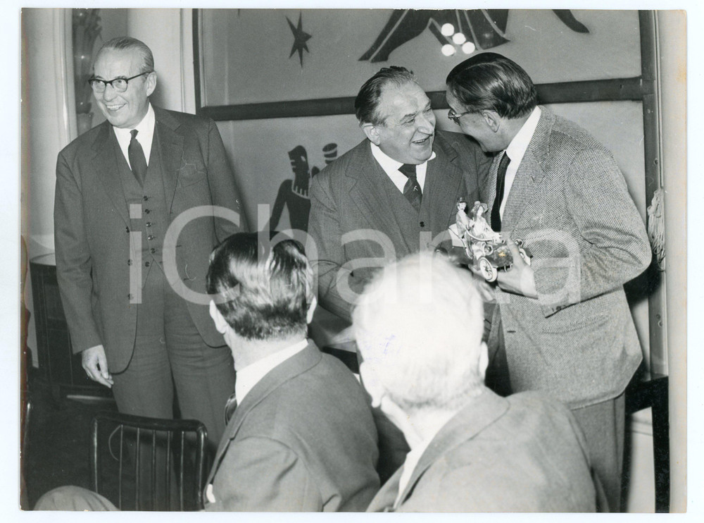 Fotografia d epoca originale 1963 TORINO Sandro FIORIO della LANCIA riceve statuetta da Mario BERNASCONI 1