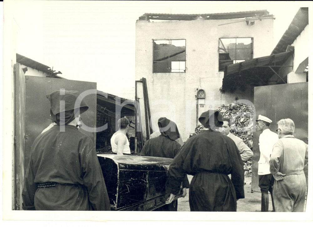 Fotografia d epoca originale 1955 ca FIRENZE Confraternita della MISERICORDIA porta via un morto Foto 18x13 1