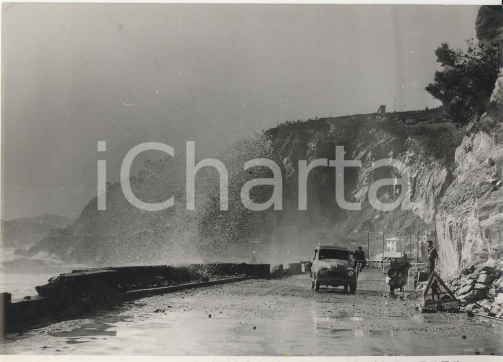Fotografia d epoca originale 1954 ARENZANO GE  Macchina investita da una mareggiata Foto ARTISTICA 24x18 1