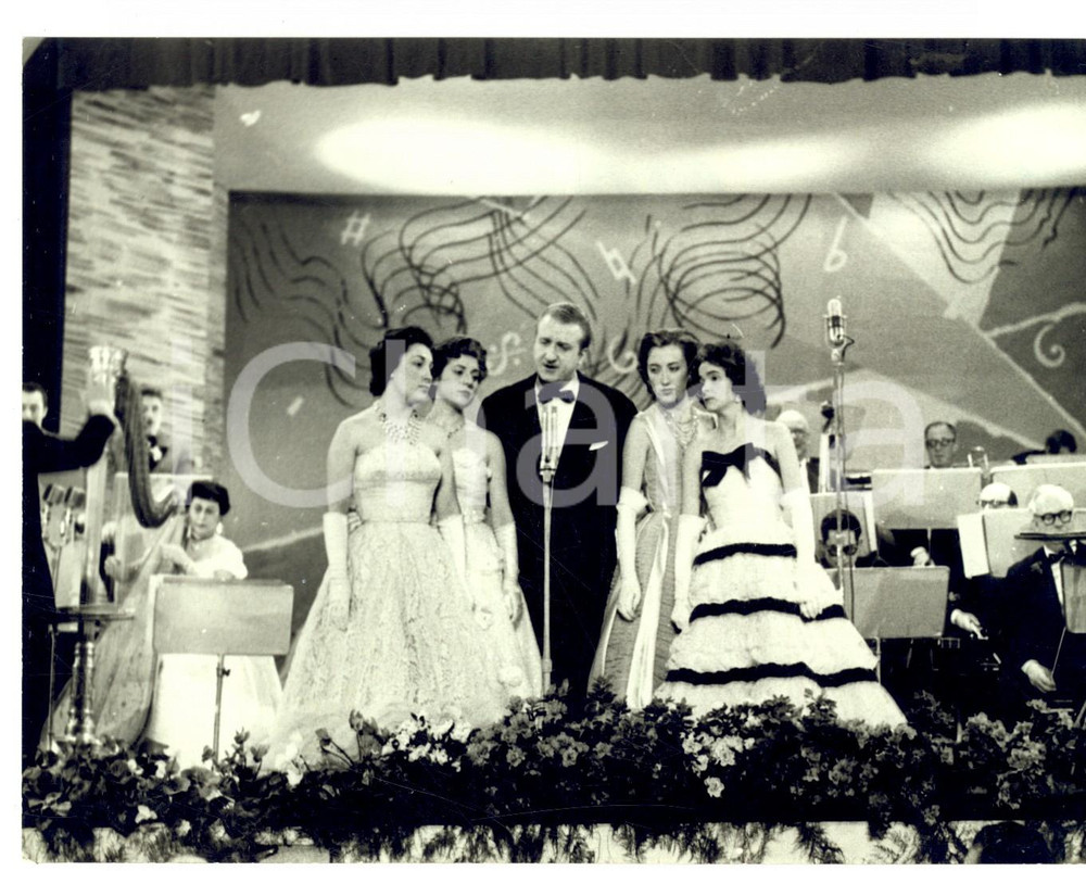 Fotografia d epoca originale 1955 ca s. l. Concorso VOCI NUOVE Nilla PIZZI sul palco tra le concorrenti Foto 1