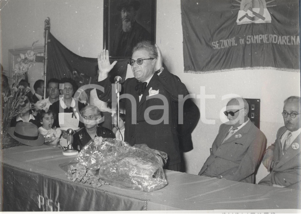 Fotografia d epoca originale 1954 GENOVA Vannuccio FARALLI alla sezione socialista di Sampierdarena Foto 1