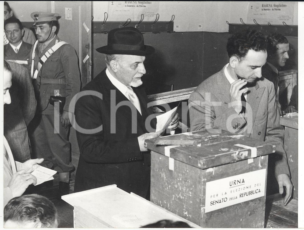 Fotografia d epoca originale 1953 NAPOLI ELEZIONI POLITICHE  Giovanni PORZIO alle urne Foto 18x13 1
