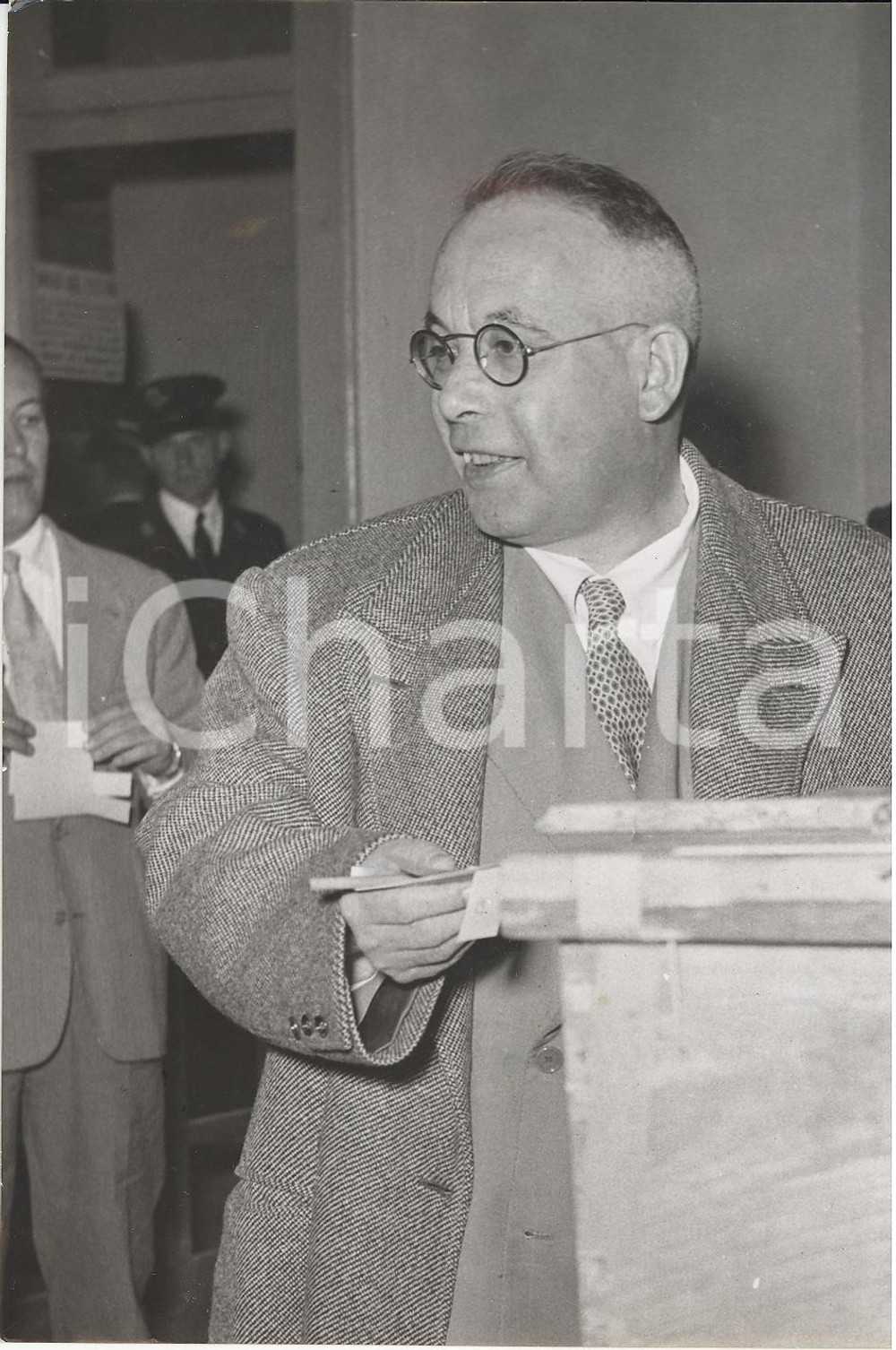 Fotografia d epoca originale 1953 MILANO ELEZIONI POLITICHE  Il ministro Piero MALVESTITI alle urne Foto 1