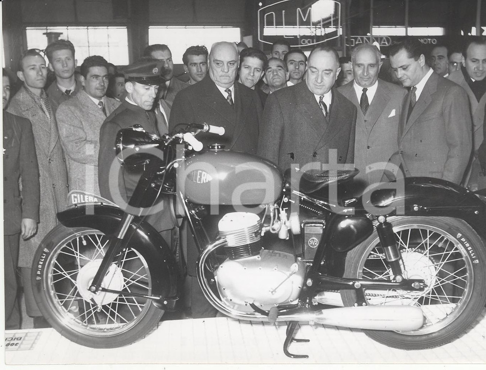 Fotografia d epoca originale 1960 ca MILANO Giovanni BOVETTI inaugura Mostra del Ciclo e Motociclo Foto 1
