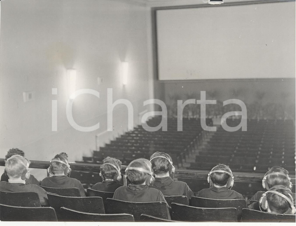 Fotografia d epoca originale 1955 ca BOLOGNA  Primo cinema con cuffie amplificate per audiolesi Foto 18x13 1