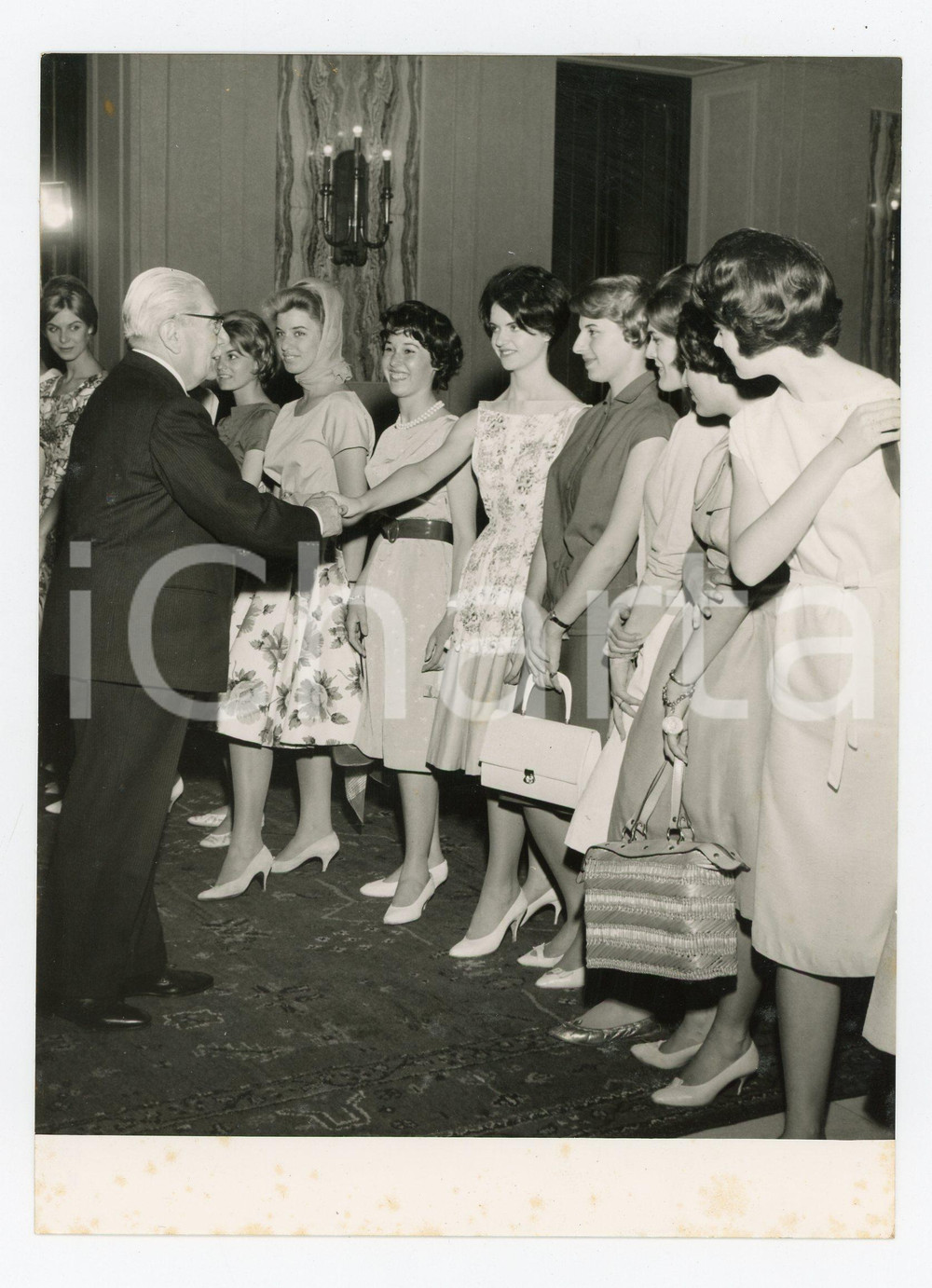 Fotografia d epoca originale 1959 MILANO Virgilio FERRARI riceve le modelle del concorso L abito dell anno 1