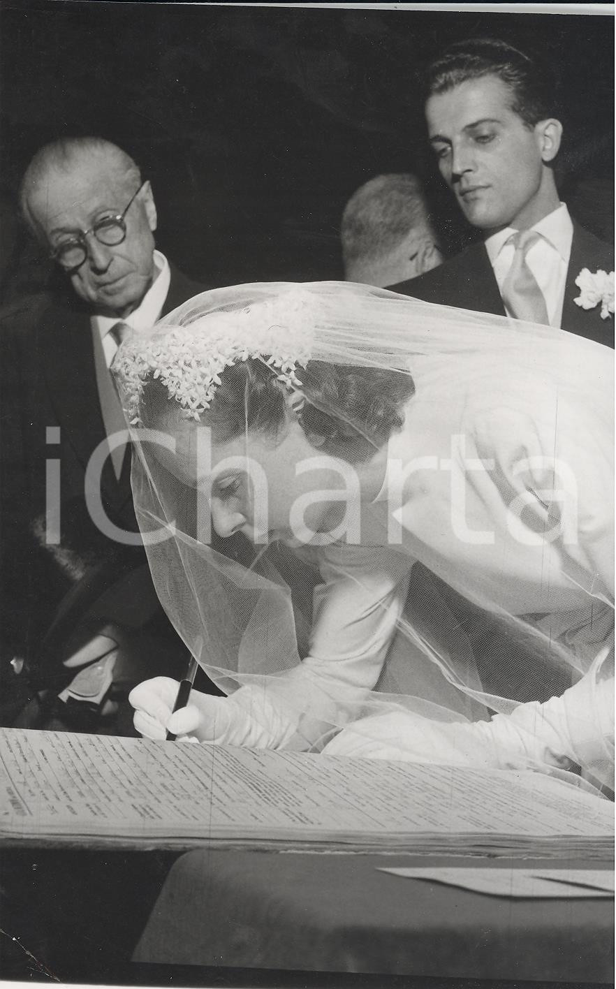 Fotografia d epoca originale 1953 MILANO SAN BABILA  Matrimonio CRESPIPARAVICINI  La firma della sposa 1