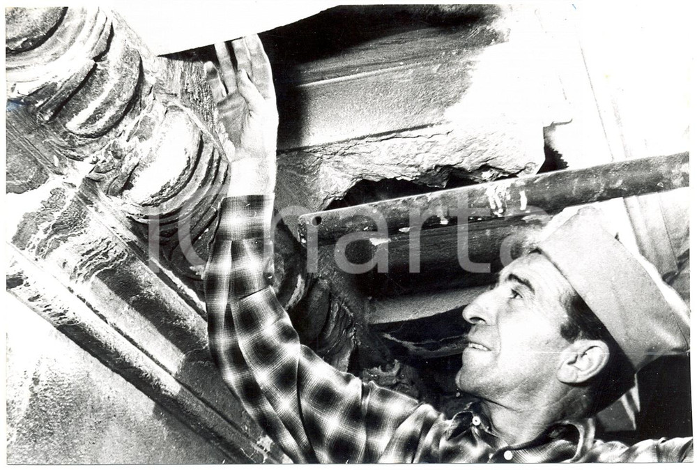 Fotografia d epoca originale 1955 ca GENOVA  Operaio restaura il fregio del Ponte Monumentale Foto 13x18 1