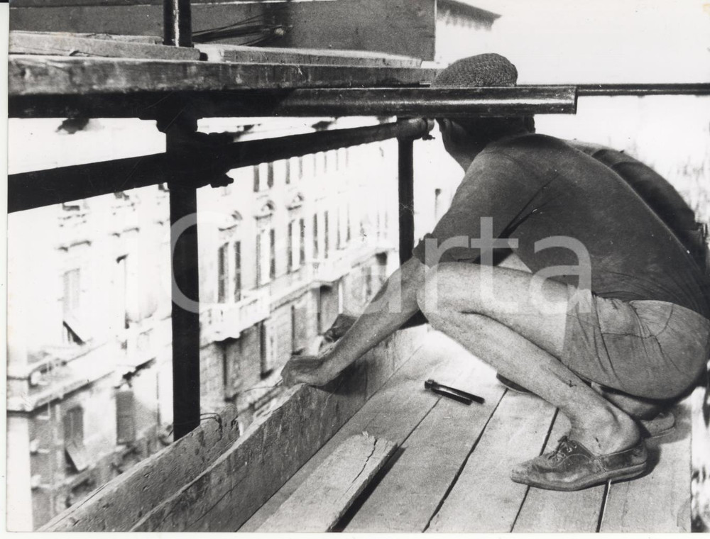 Fotografia d epoca originale 1955 ca GENOVA Via XX Settembre  Operaio restaura Ponte Monumentale Foto 1