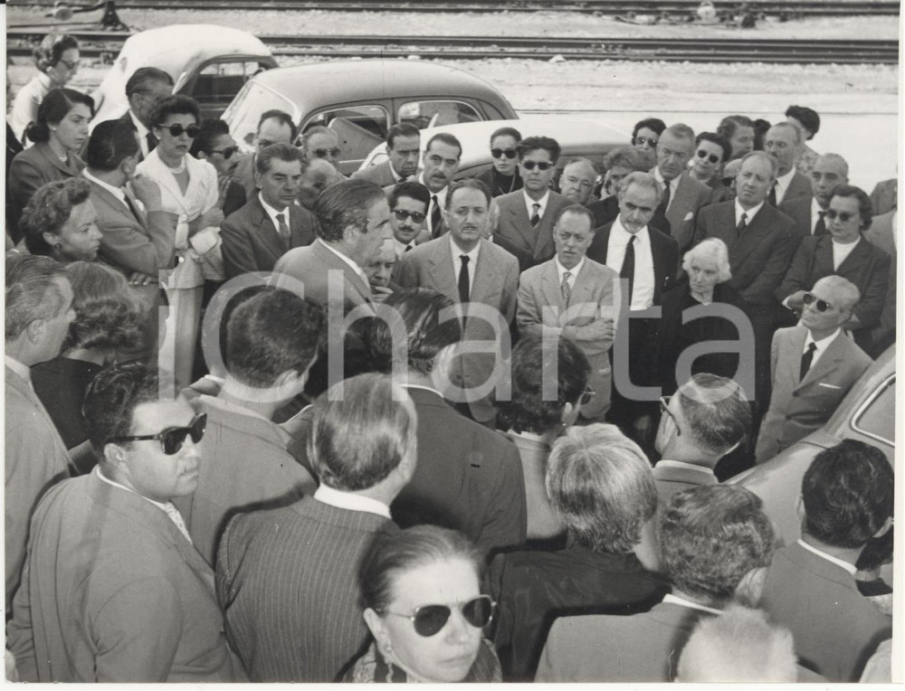 Fotografia d epoca originale 1954 ROMA TERMINI Mario FERRARA commemora lo scrittore Vitaliano BRANCATI Foto 1