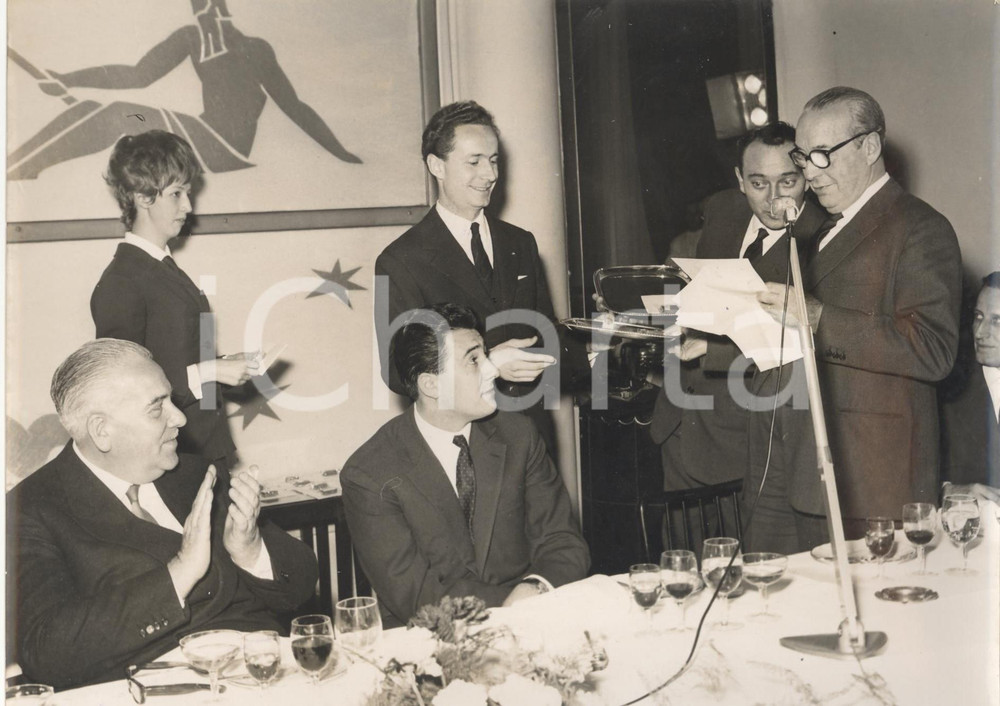 Fotografia d epoca originale 1963 TORINO Alfredo DELLA SETA premia il pilota dell anno LANCIA Foto 24x18 1