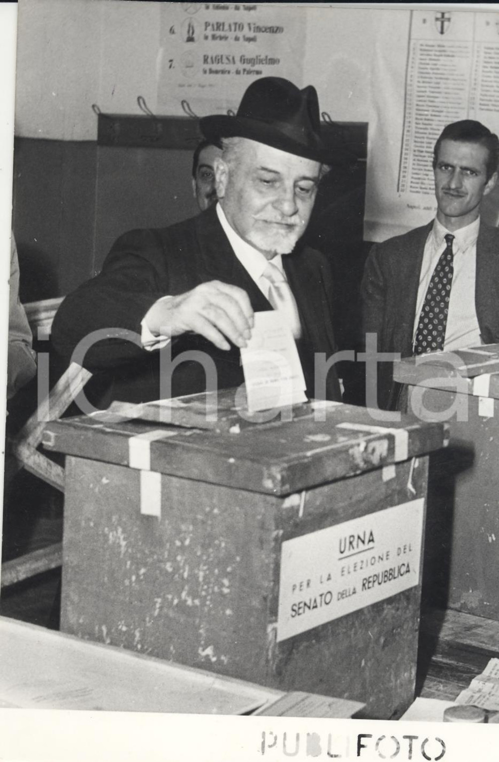 Fotografia d epoca originale 1953 NAPOLI ELEZIONI POLITICHE  Giovanni PORZIO alle urne Foto 13x18 1
