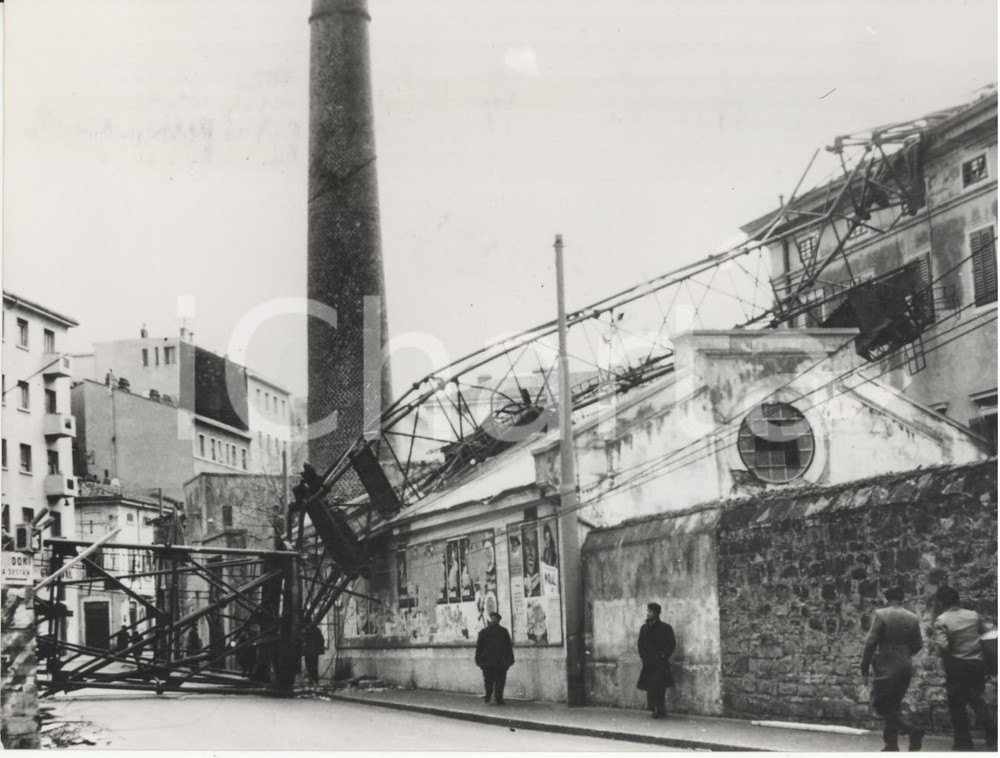 Fotografia d epoca originale 1954 TRIESTE Crollo di una gru sulle case per effetto della bora Foto 18x13 1