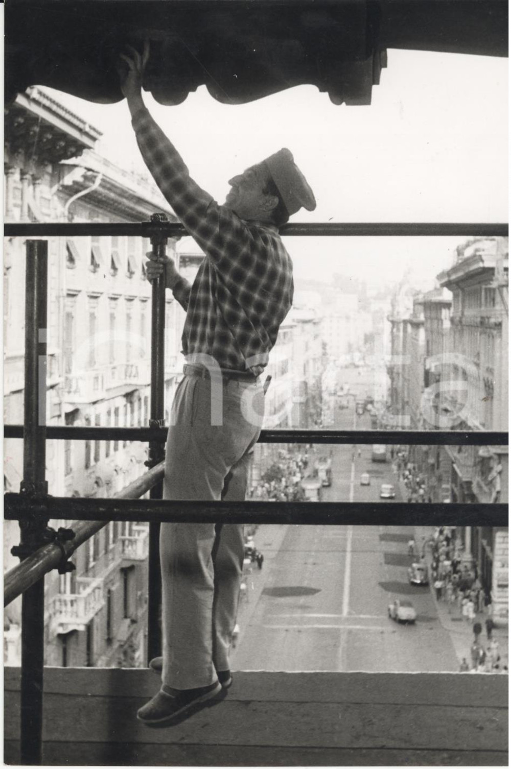 Fotografia d epoca originale 1955 ca GENOVA Via XX Settembre  Operaio restaura il Ponte Monumentale Foto 1