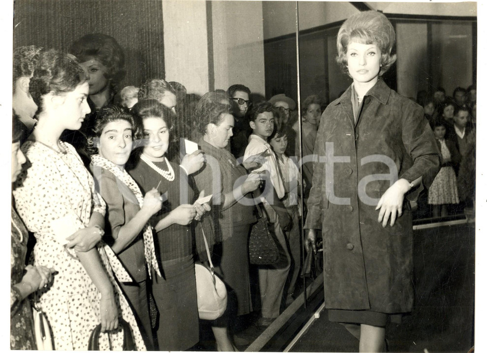 Fotografia d epoca originale 1960 ca MILANO ? MODA DONNA Sfilata abbigliamento invernale Foto 24x18 1