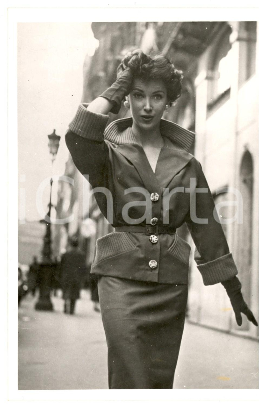Fotografia d epoca originale 1955 ca FRANCE Mannequin avec ensemble MODE HIVER Photo 13x18 cm 1