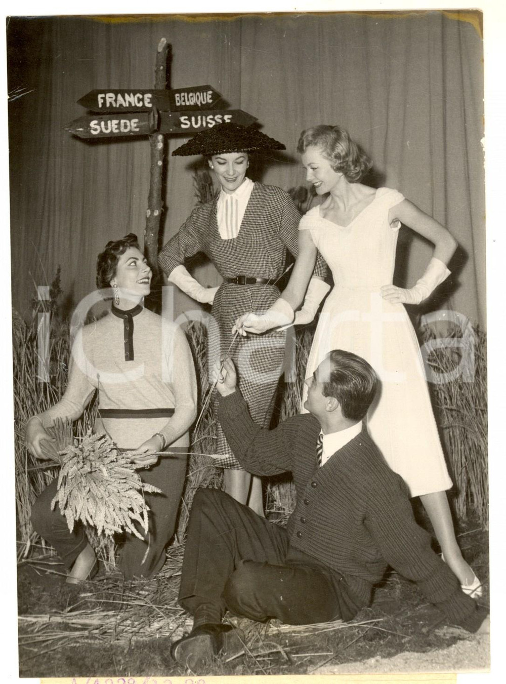 Fotografia d epoca originale 1955 ca PARIS Concours International du Tricot  Les crÃ©ations primÃ©es Photo 1