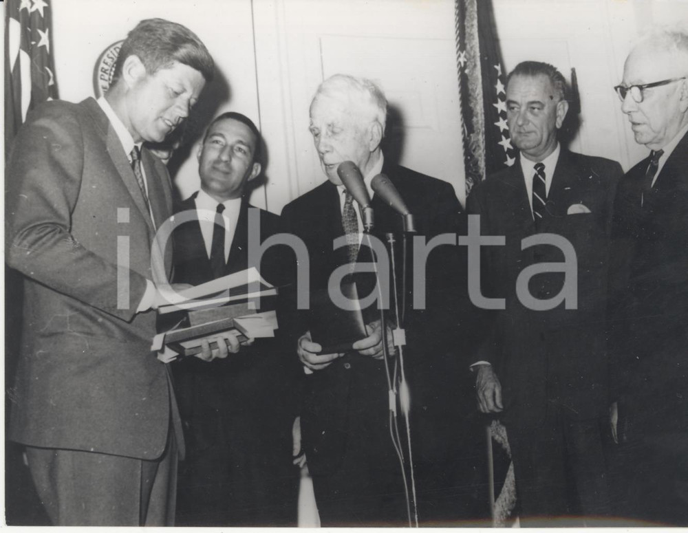 Fotografia d epoca originale 1962 WASHINGTON  John KENNEDY premia il poeta Robert Lee FORST Foto 18x13 1