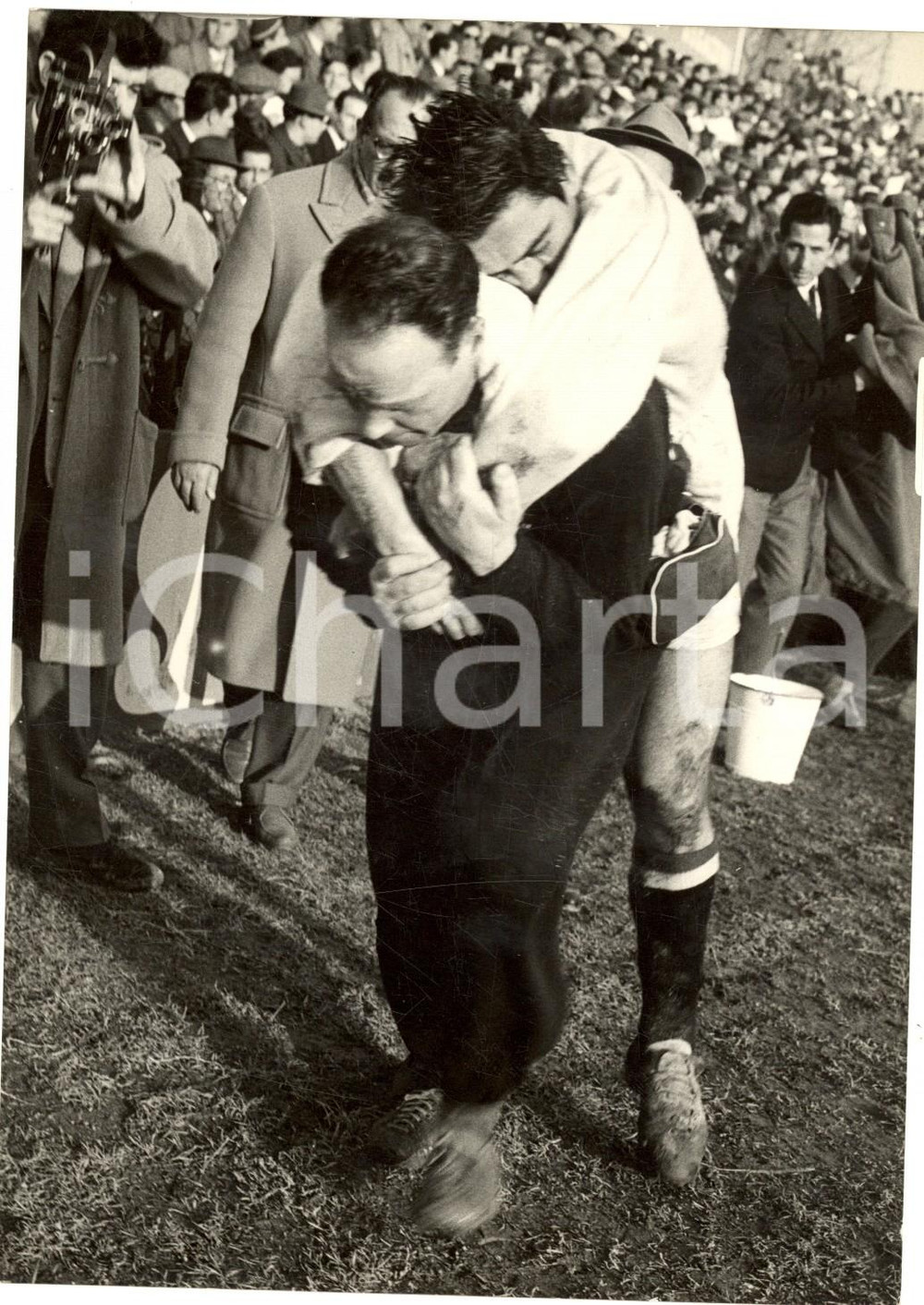 Fotografia d epoca originale 1955 ca CALCIO SERIE A PADOVA Giovanni AZZINI esce per infortunio Foto 13x18 cm 1
