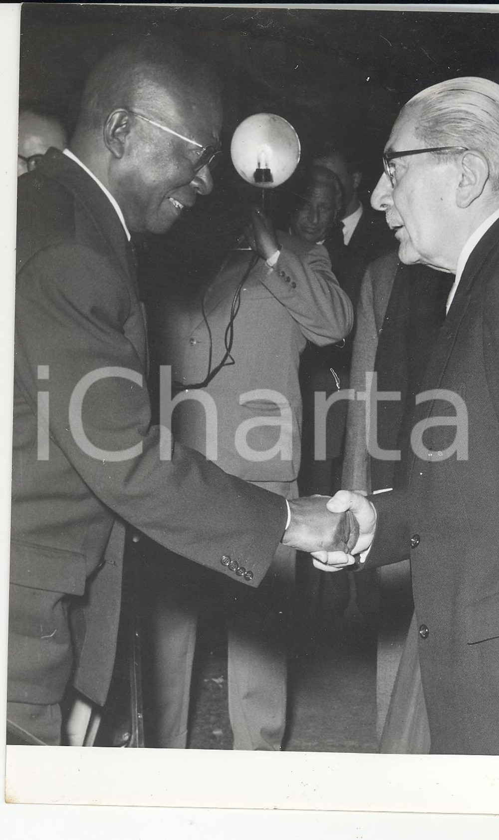 Fotografia d epoca originale 1956 MILANO Virgilio FERRARI accoglie il presidente della LIBERIA William TUBMAN 1