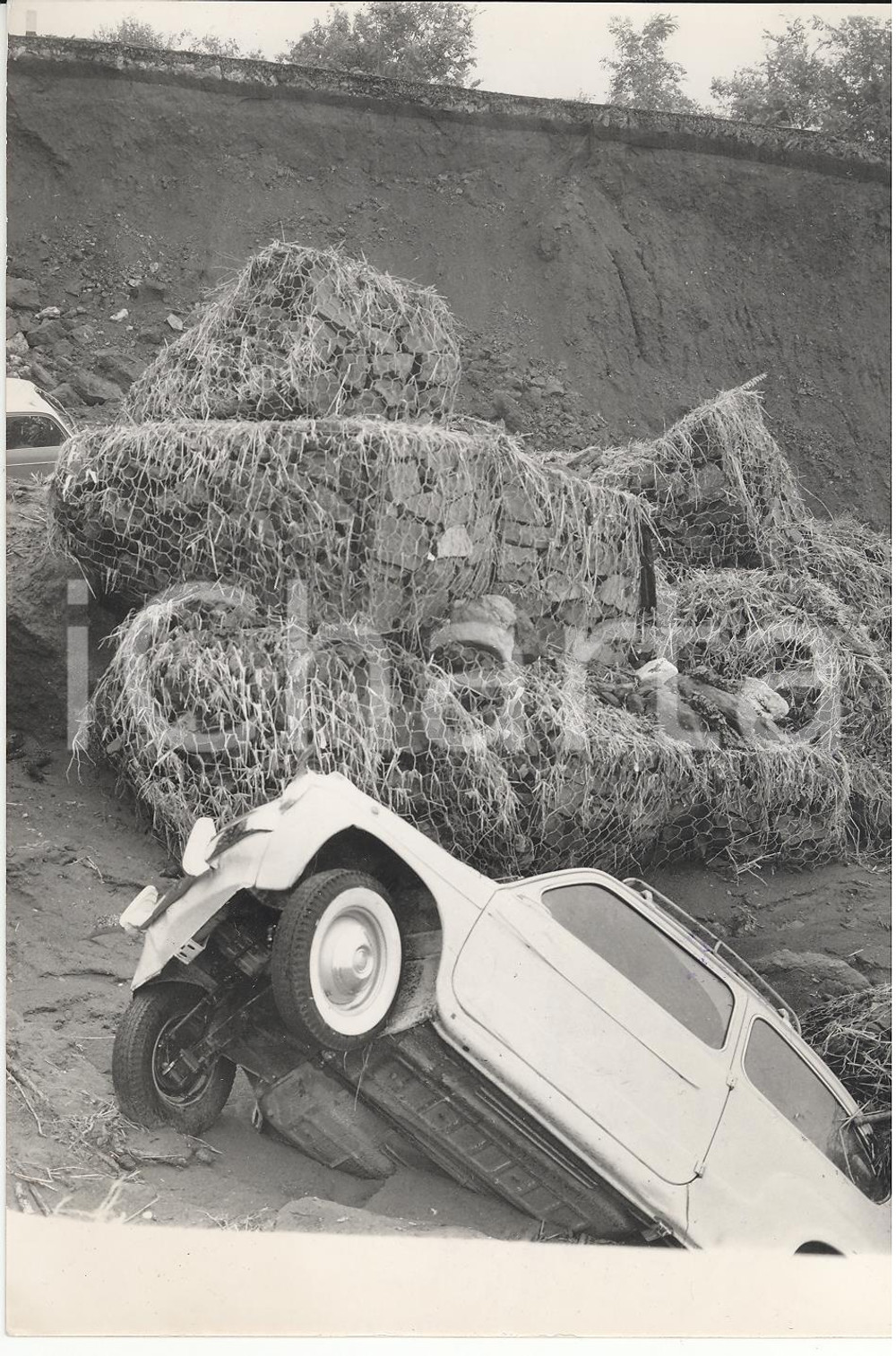 Fotografia d epoca originale 1960 ALLUVIONE MONTALTO DI CASTRO Macchina travolta dal fiume Arrone Foto 13x18 1