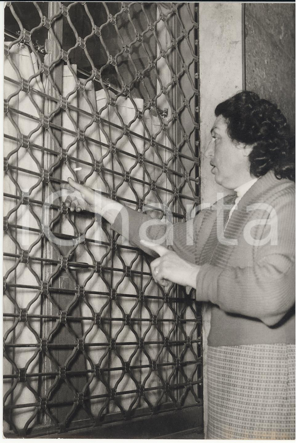 Fotografia d epoca originale 1957 PALAZZOLO MILANESE La testimone di una sanguinosa rapina in banca Foto 1