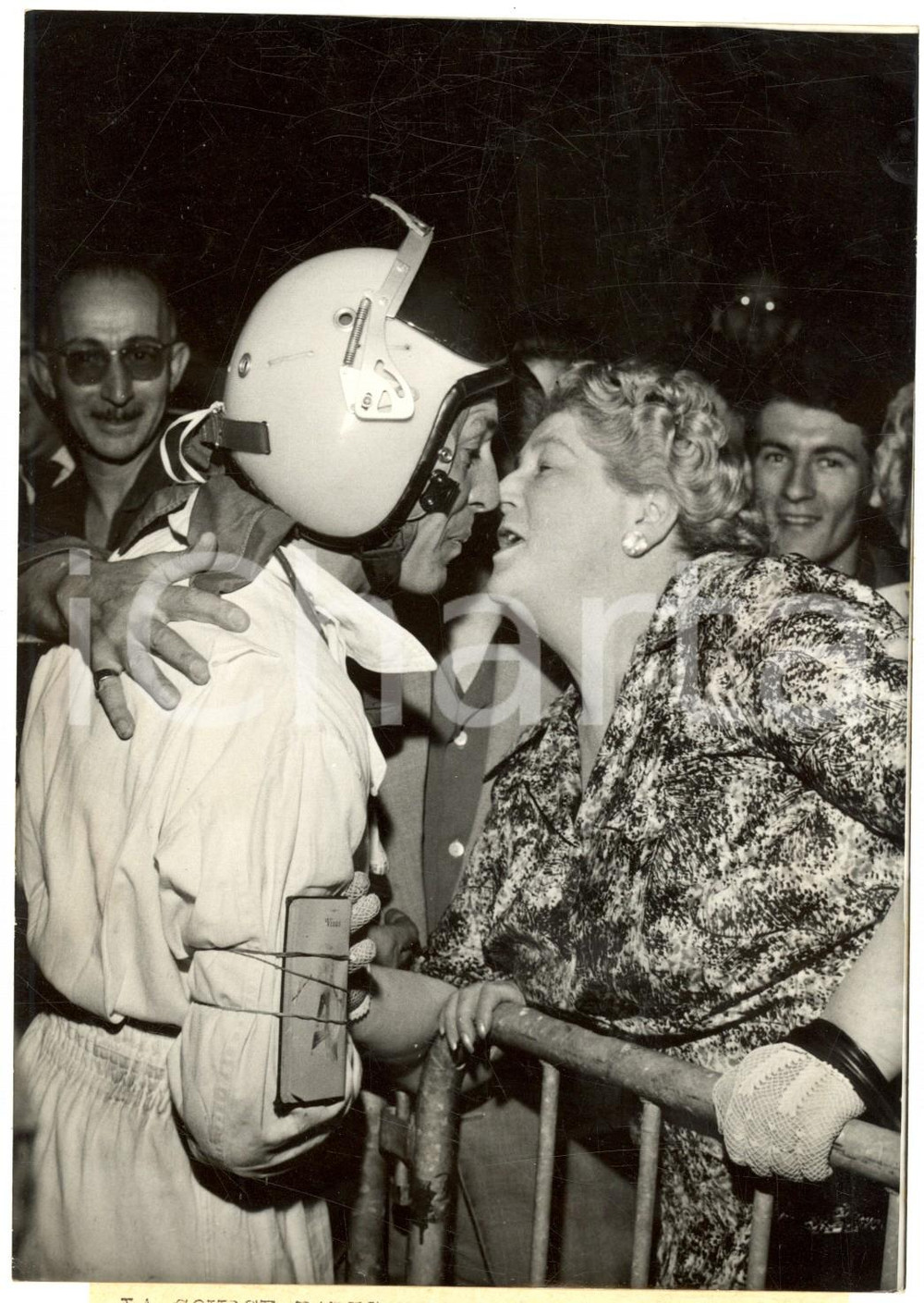 Fotografia d epoca originale 1959 PARIS Gil DELAMARE accolto dalla madre dopo una performance Foto 13x18 cm 1