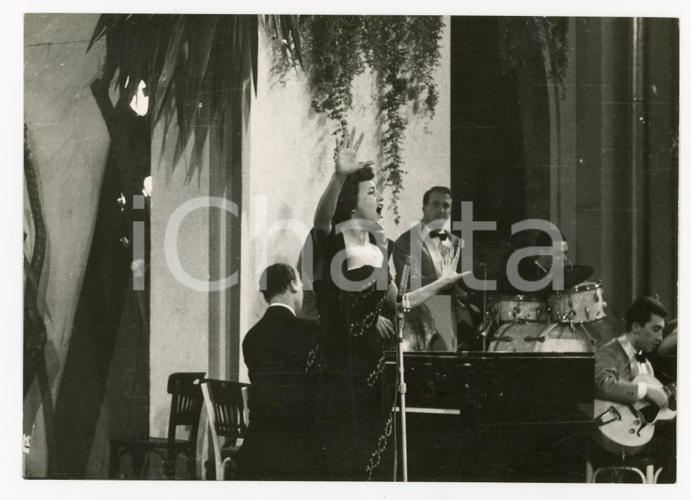 Fotografia d epoca originale 1955 ca GENOVA Nilla PIZZI durante un esibizione canora  Foto 18x13 1