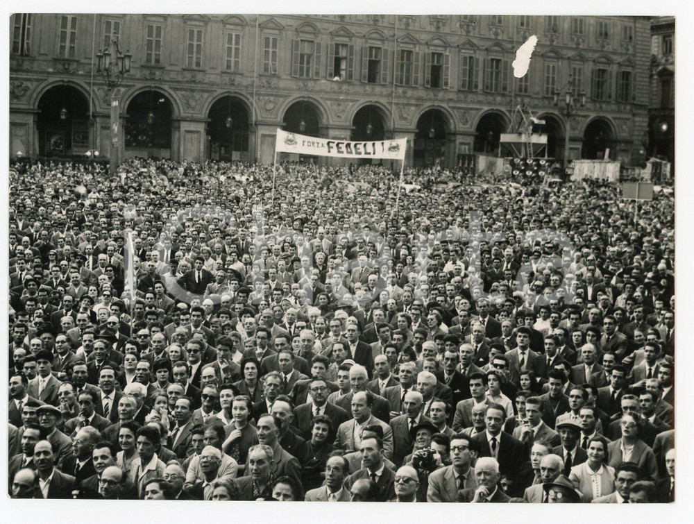 Fotografia d epoca originale 1956 TORINO Piazza San Carlo affollata per il discorso di Achille LAURO Foto 1