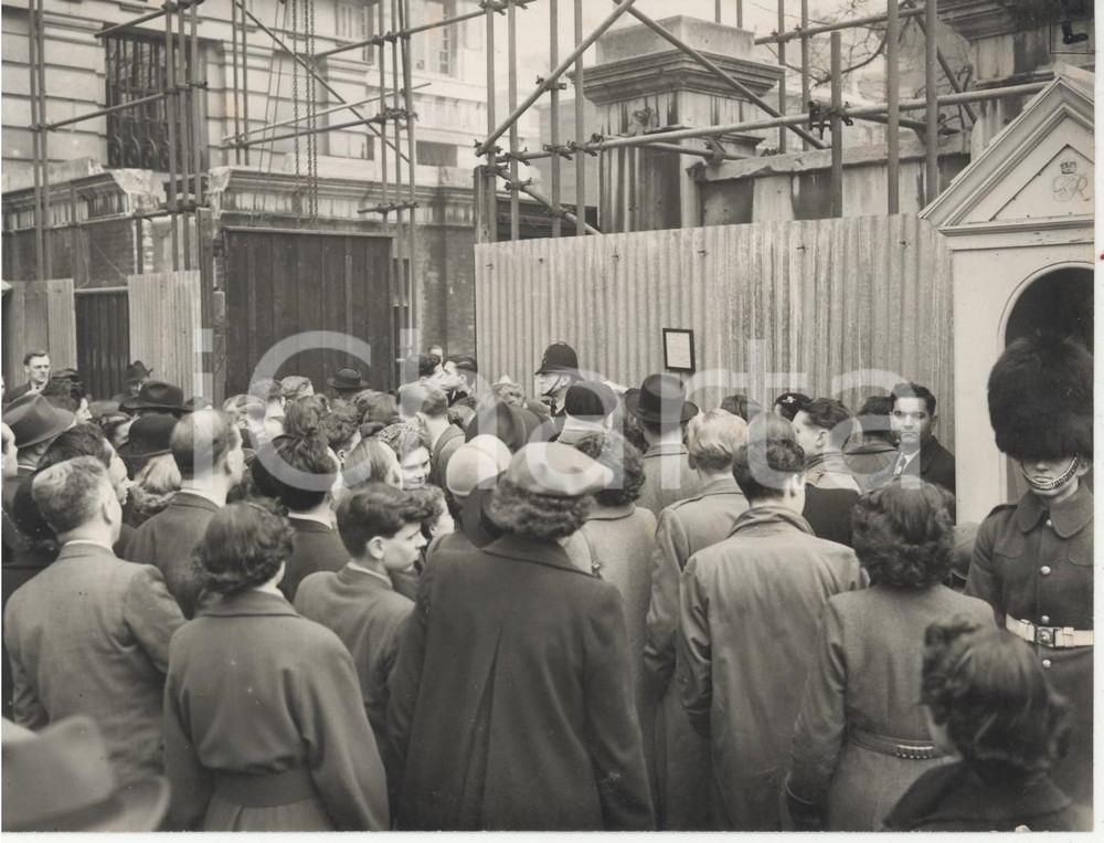 Fotografia d epoca originale 1953 LONDON MARLBOROUGH HOUSE Waiting for bulletin on Queen Mary s condition 1
