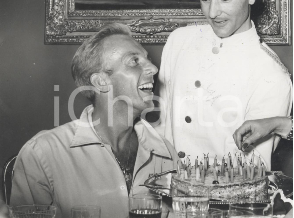 Fotografia d epoca originale 1949 PARIS Jacques FATH spegne le candeline sulla torta di compleanno Foto 1