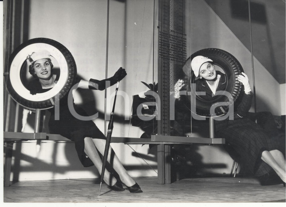 Fotografia d epoca originale 1956 TORINO Salone dell Automobile  Due modelle allo stand PIRELLI Foto 18x13 1