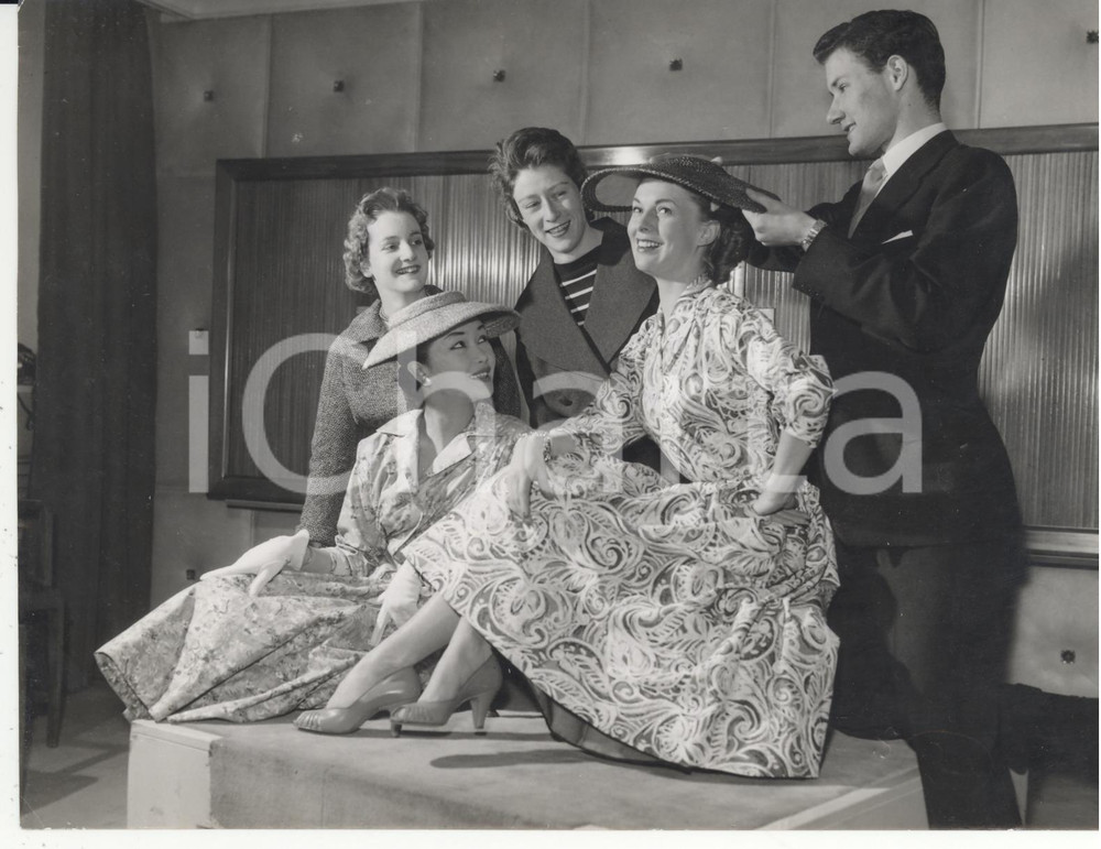 Fotografia d epoca originale 1956 LONDON  Lysbeth ROLLINS Anne GRIERSON wearing students  fashion Photo 1