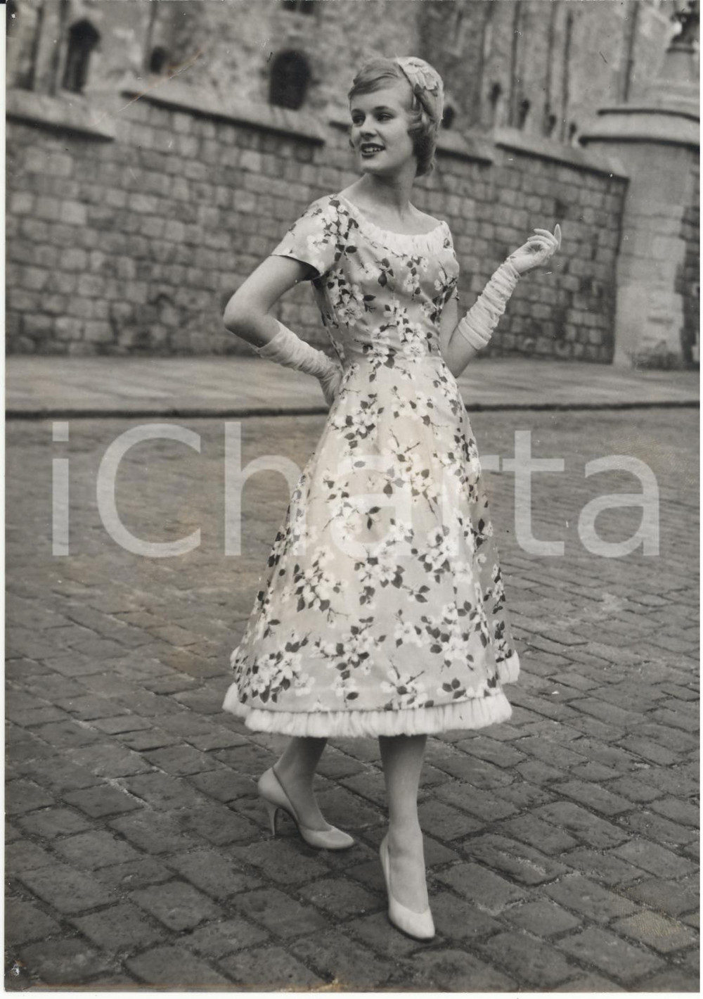 Fotografia d epoca originale 1958 FASHION DISPLAY AT WINDSOR Sally Ann VIVIAN wearing a flowered dress Photo 1