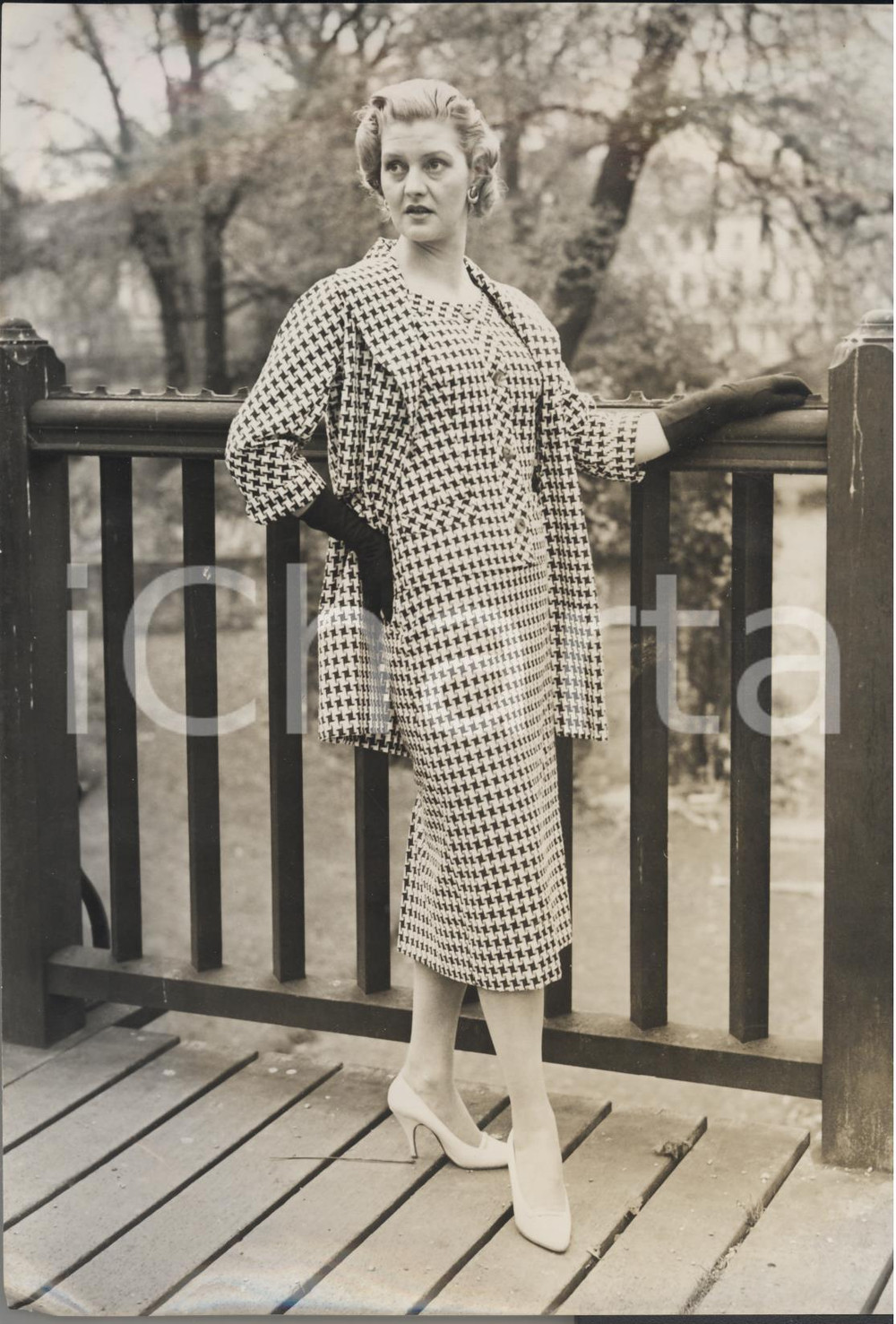 Fotografia d epoca originale 1957 LONDON Jackie wearing a black and white dogstooth check by House of Marcus 1