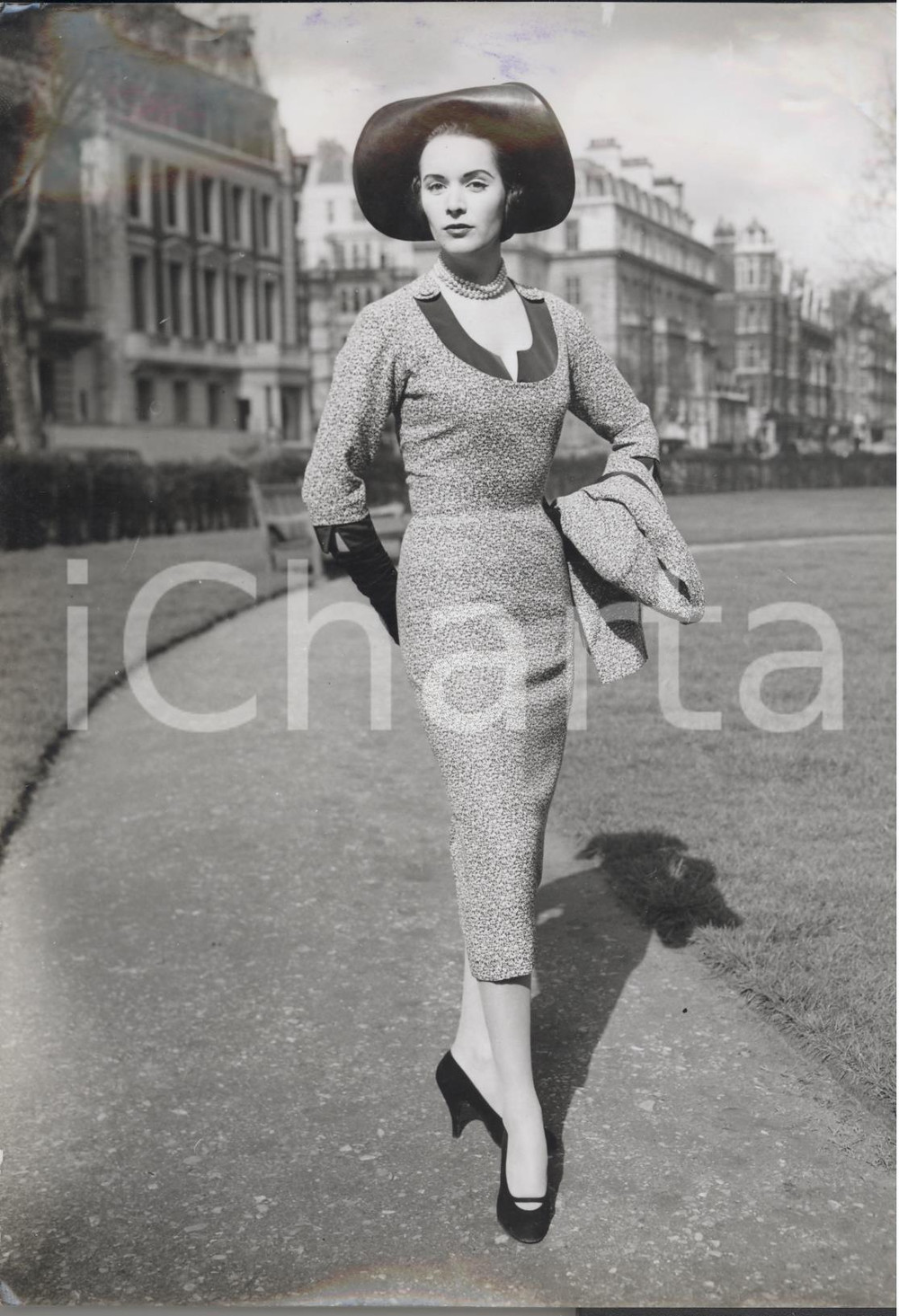 Fotografia d epoca originale 1957 LONDON Model wearing a navy and white tweed by Isa MacDONALD Photo Fashion 1