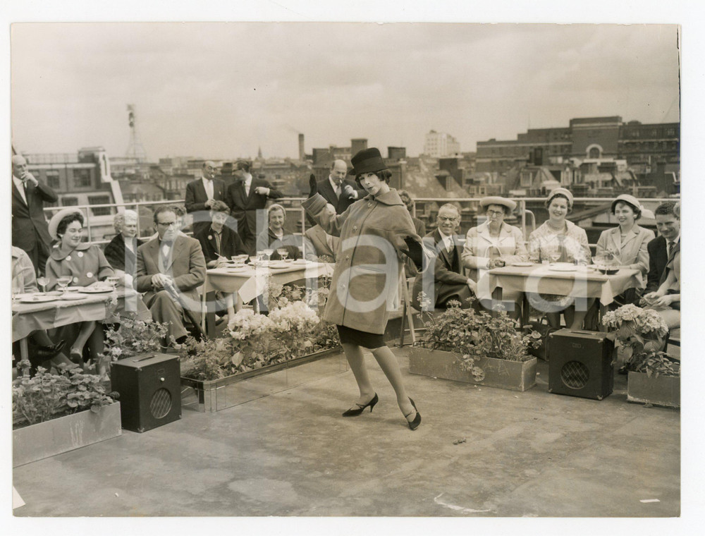Fotografia d epoca originale 1958 LONDON Great Portland Street Dawn SHUBETTE wearing FERRARIred coat Photo 1