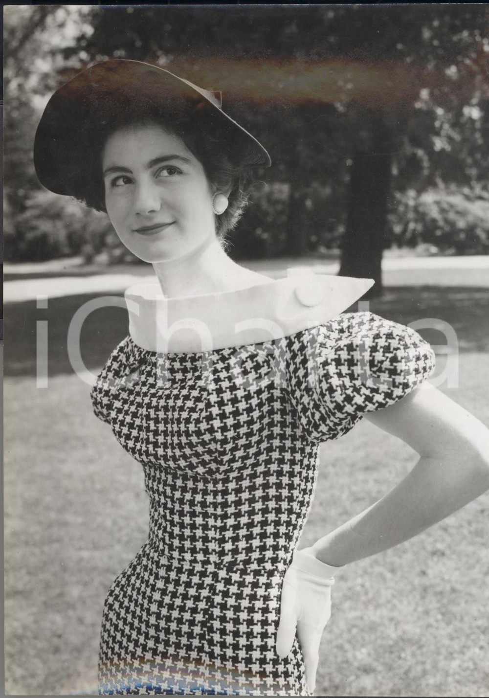 Fotografia d epoca originale 1954 LONDON Susan WEISSROCK wearing her black and white check dress Photo 1