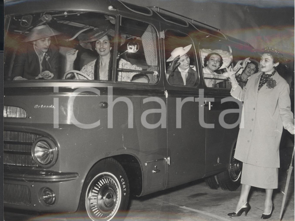Fotografia d epoca originale 1956 TORINO Salone dell Automobile  Modelle su furgoncino FIAT Foto 18x13 1