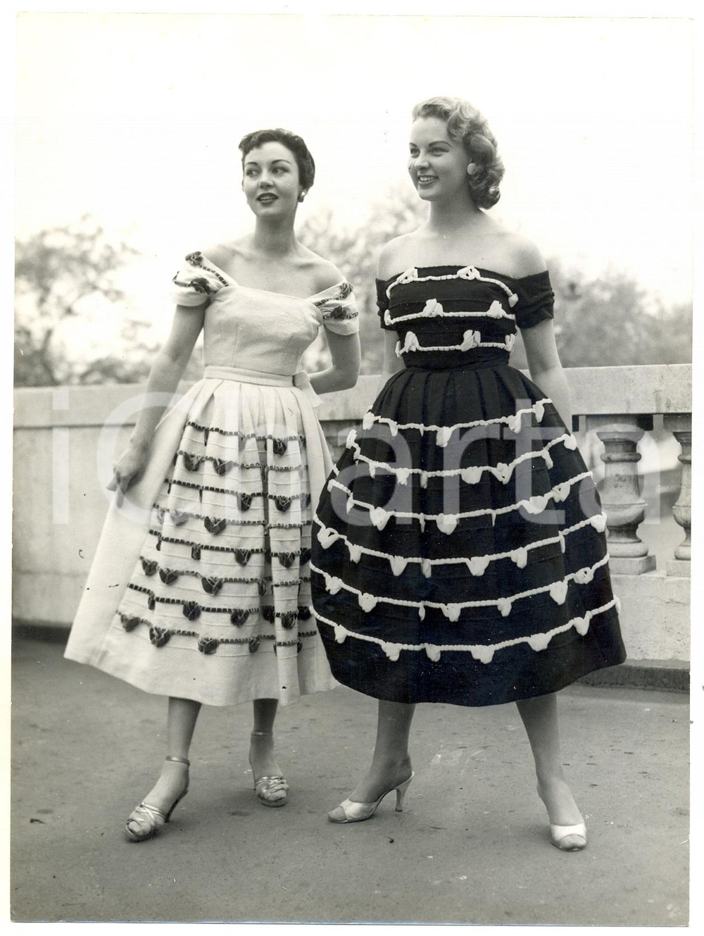 Fotografia d epoca originale 1956 LONDON June MALLETT Lorna CHAPMAN wearing dresses by GRUENFELD collection 1