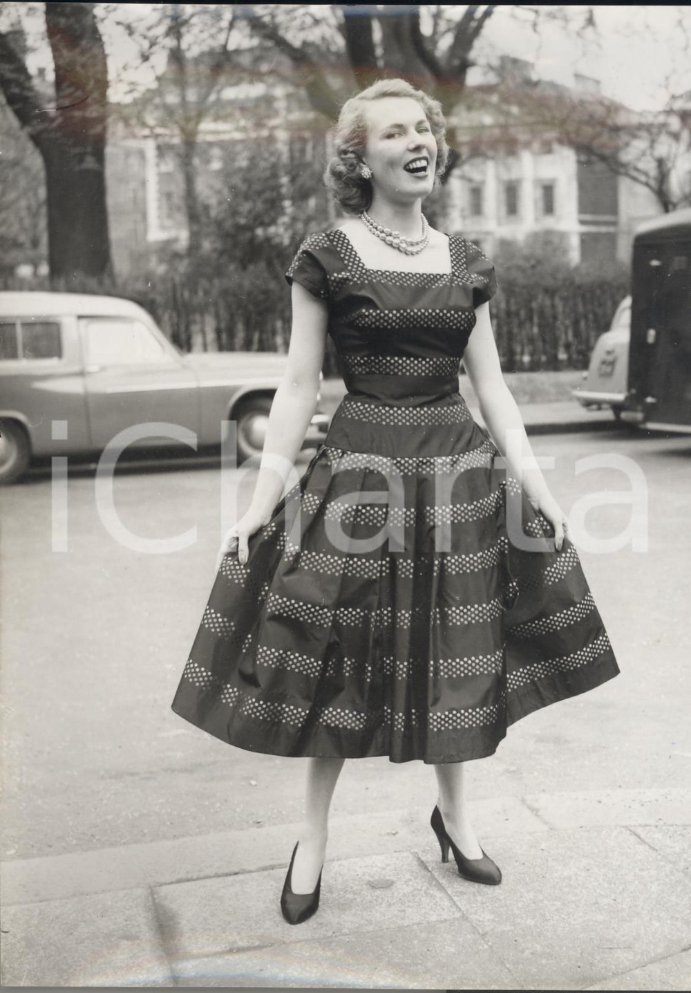 Fotografia d epoca originale 1955 LONDON Model wearing Mary BLACK s taffeta summer dress Photo Fashion 1