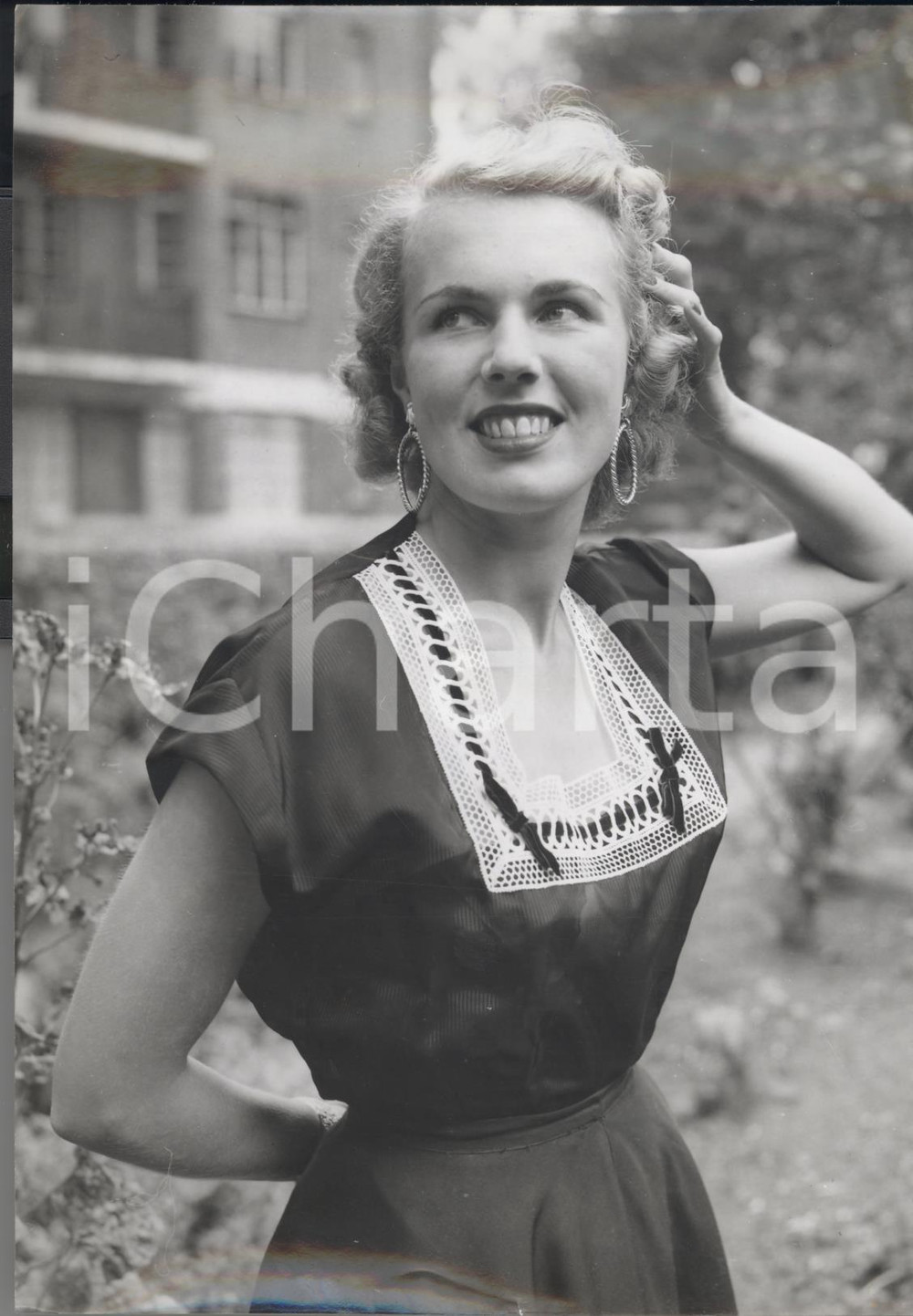Fotografia d epoca originale 1954 LONDON Model wearing Simon ELLIS  new square neckline blouse Photo Fashion 1