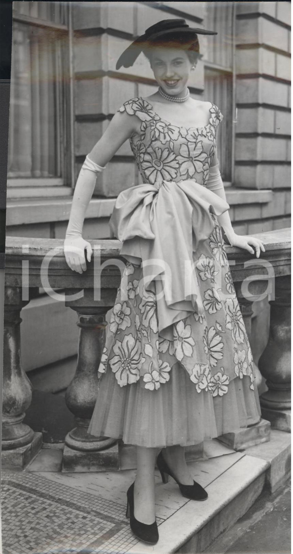 Fotografia d epoca originale 1954 LONDON Model wearing Angele DELANGHE s dress full of roses Photo Fashion 1